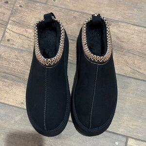 Cozy Black Platform Boots with Brown Trim